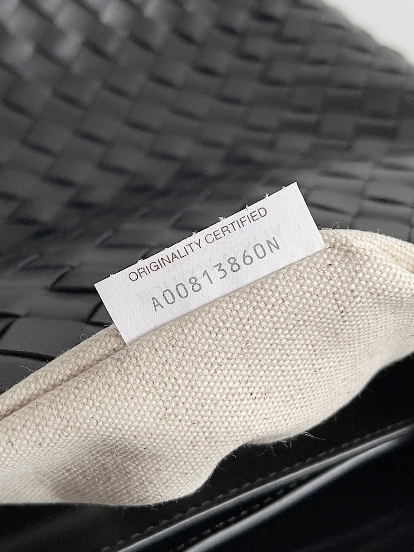Batch 2360 BV zippered black tote bag is online. Are you still looking for a simple zippered tote bag? Take a look at BV's simple, low-key, practical, large-capacity, versatile and yet outdated large tote bag with its own unique style. The zipper opening and closing are safe and high-quality leather shows more connotation. The full cowhide is lined to keep the light weight. Small items also have their own exclusive storage. It is truly a durable commuter bag that can accompany you through spring, summer, autumn and winter. Style number: 786666 Size: 44*35*17cm